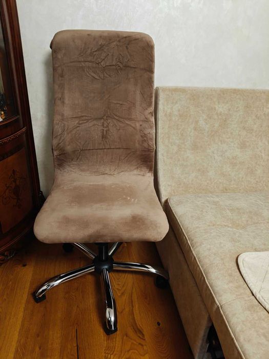 Офисное кресло б.у. недорого с чехлом и подушкой для спины