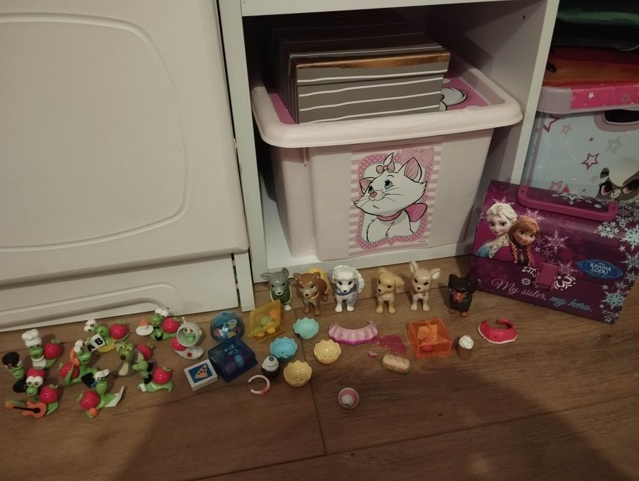 Figurki pieski z akcesoriami,figurki ślimaki Bob i walizka Kraina Lodu