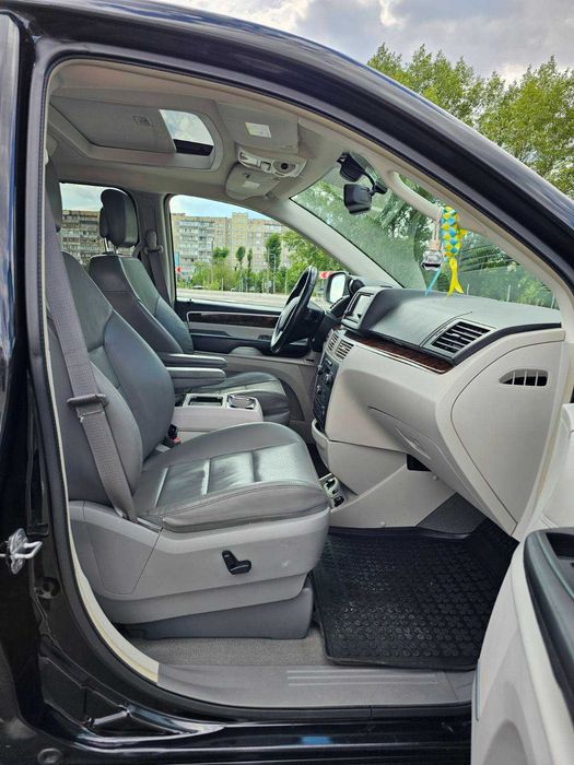 Мінівен Volkswagen Routan у максимальній комплектації SEL Premium.