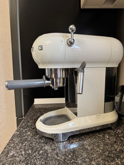 Кавомашина smeg кремова