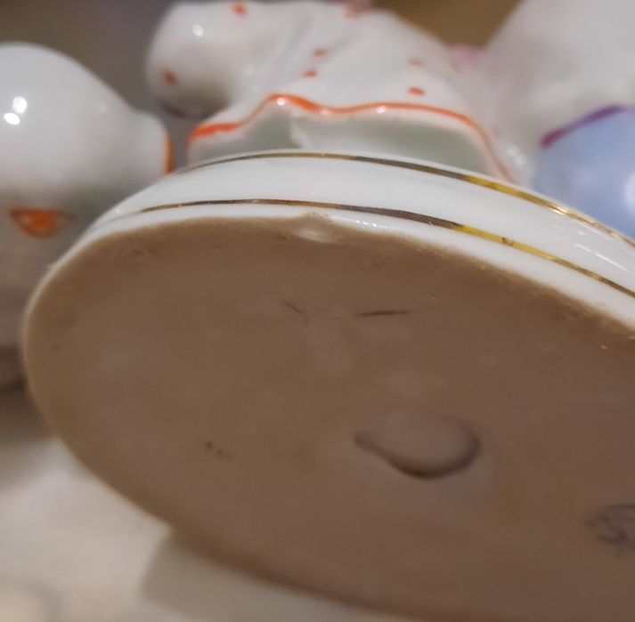 Статуэтки фарфоровые.