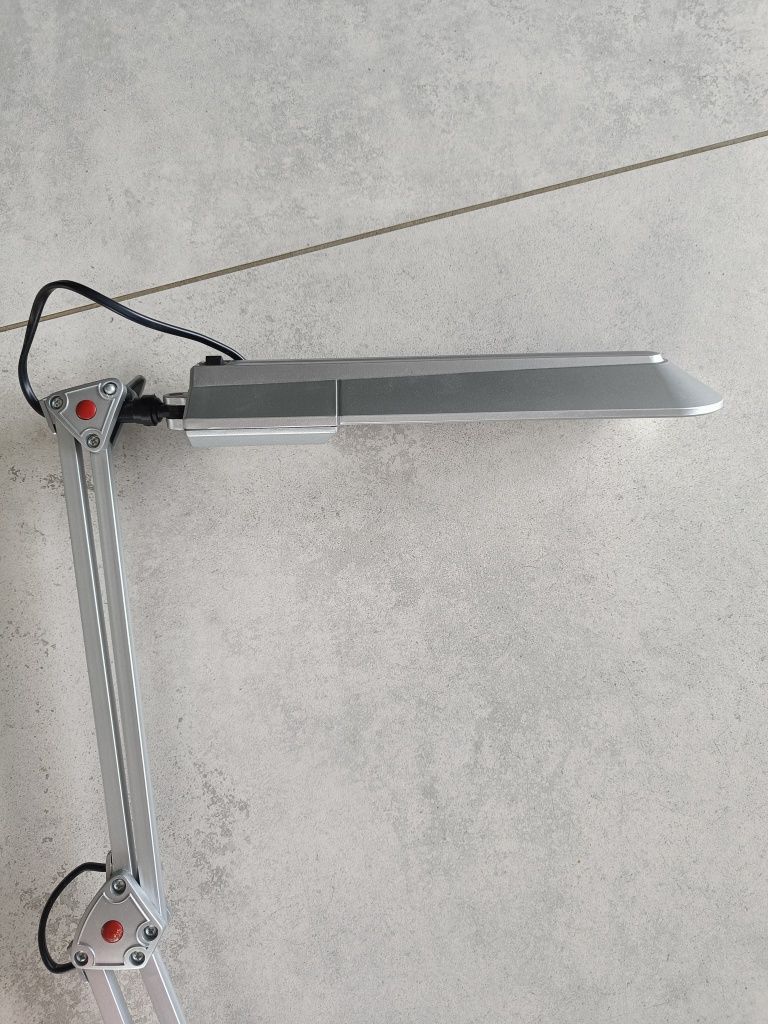 Lampka biurkowa srebrna przykręcana, regulowana