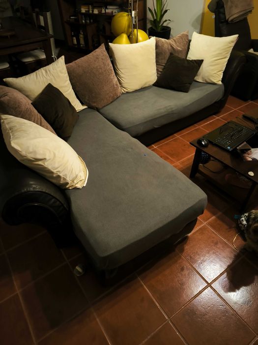 Sofá - cama com almofadas