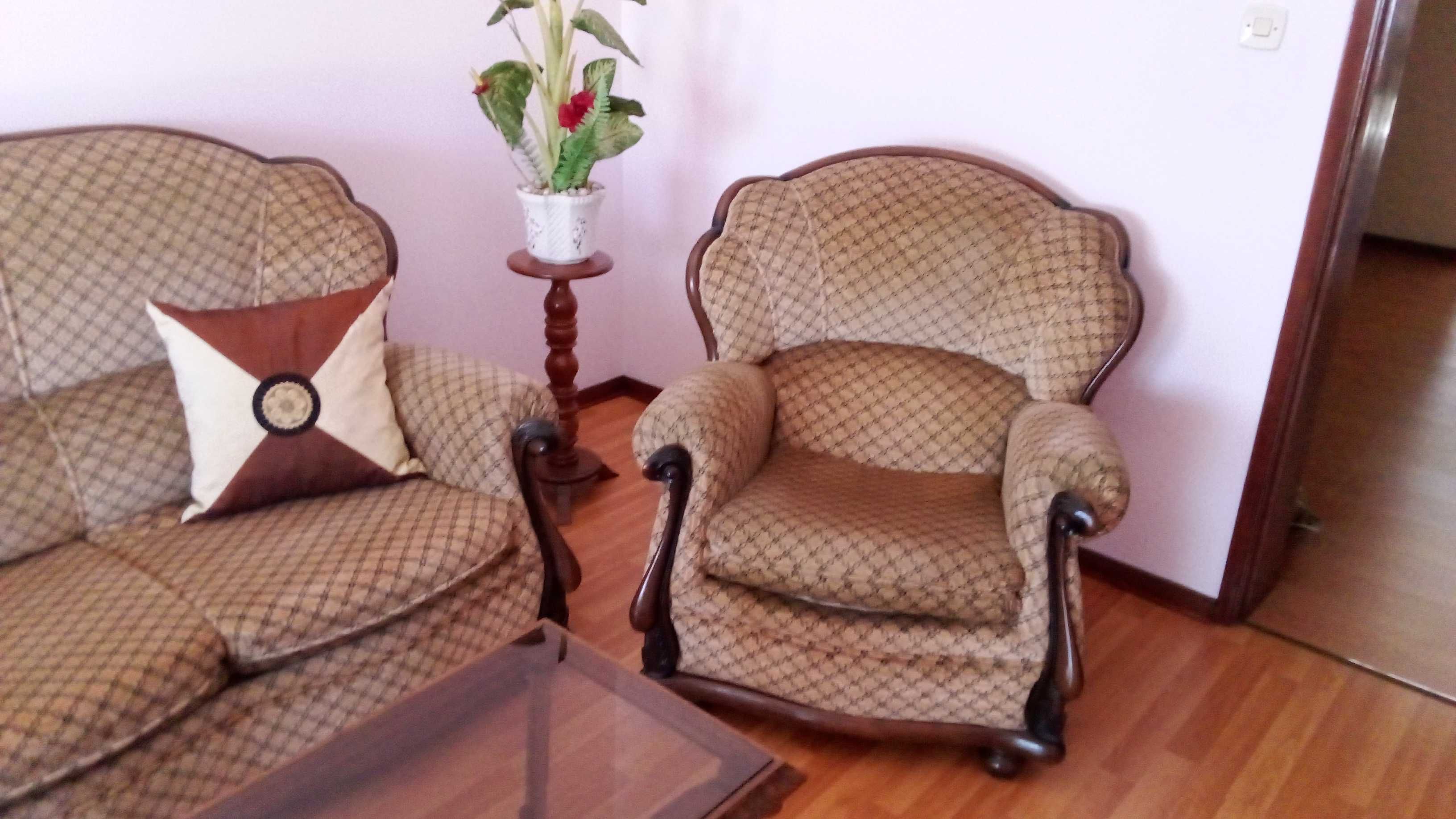 Sofà con 2 poltronas  et mesa