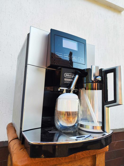 Кавомашина кофемашина Delonghi Perfecta Cappuccino Graphic ESAM 5600