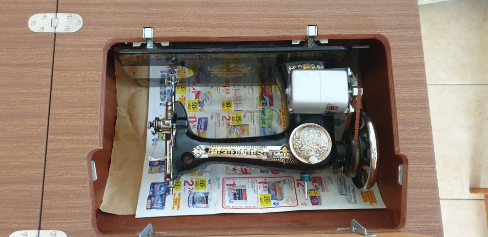 Maquina de costura e móvel.