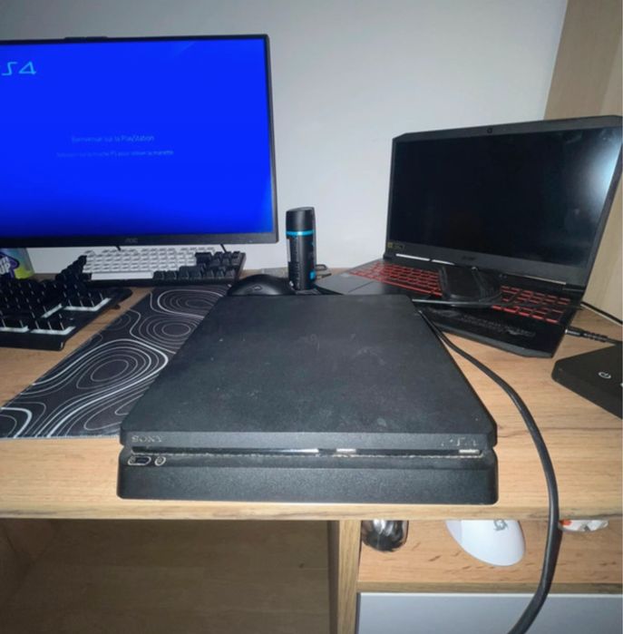Konsola ps4.