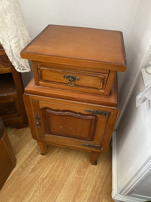 Mesa de cabeceira velharia