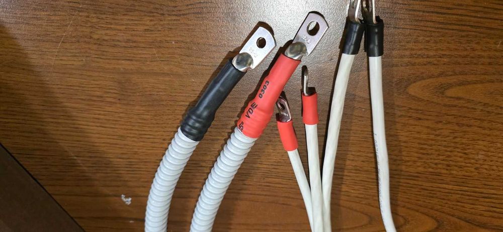 Силовий кабель 16-35мм2 для підкючення АКБ з опрес. кінцями в гофрі