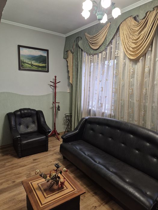 Продаж добротного будинку на два входи.