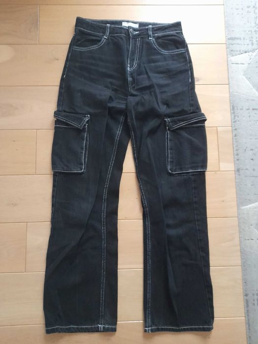 czarne cargo z bialymi nitkami bershka