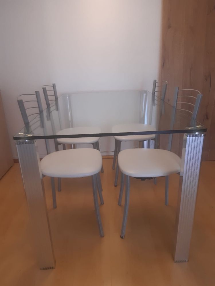 Mesa de tampo de vidro com quatro cadeiras