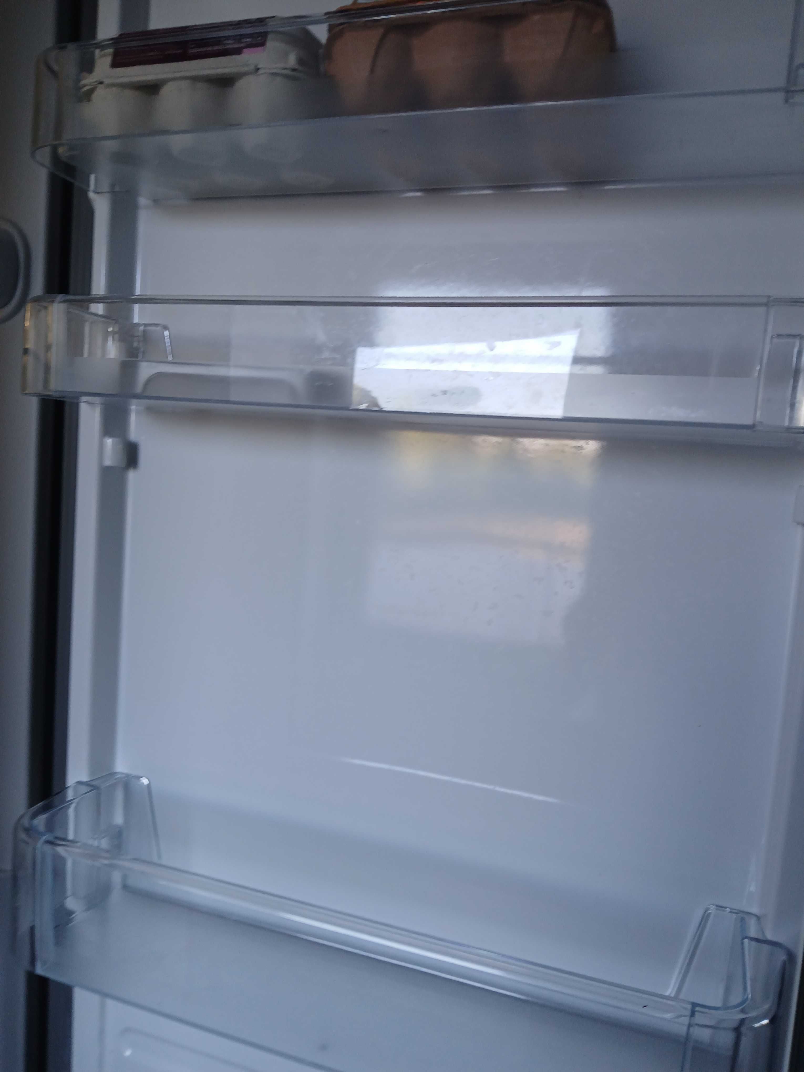Frigorífico Indesit impecável não faz frio