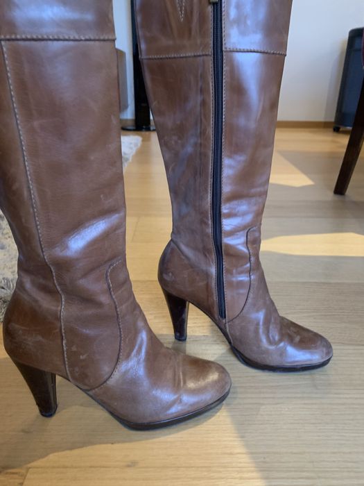 Botas castanhas de pele