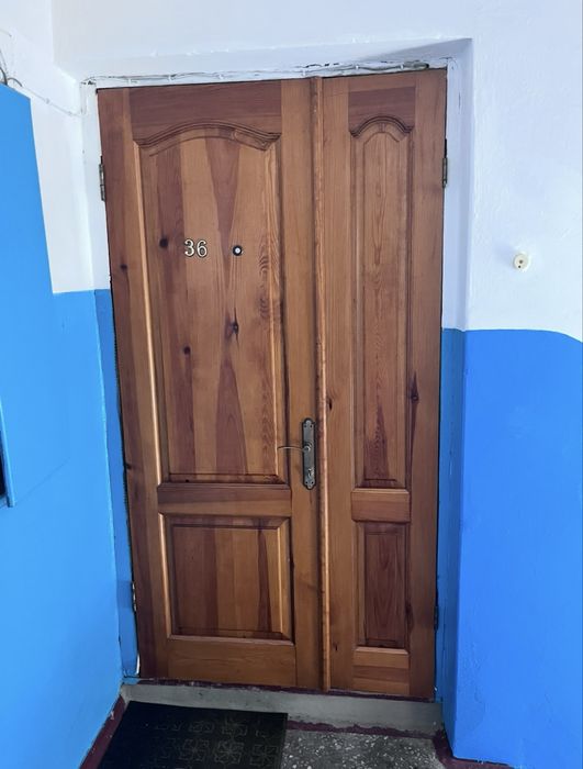 Продам деревʼяні двері ручної роботи, дерево, вхідні двері, дешево!