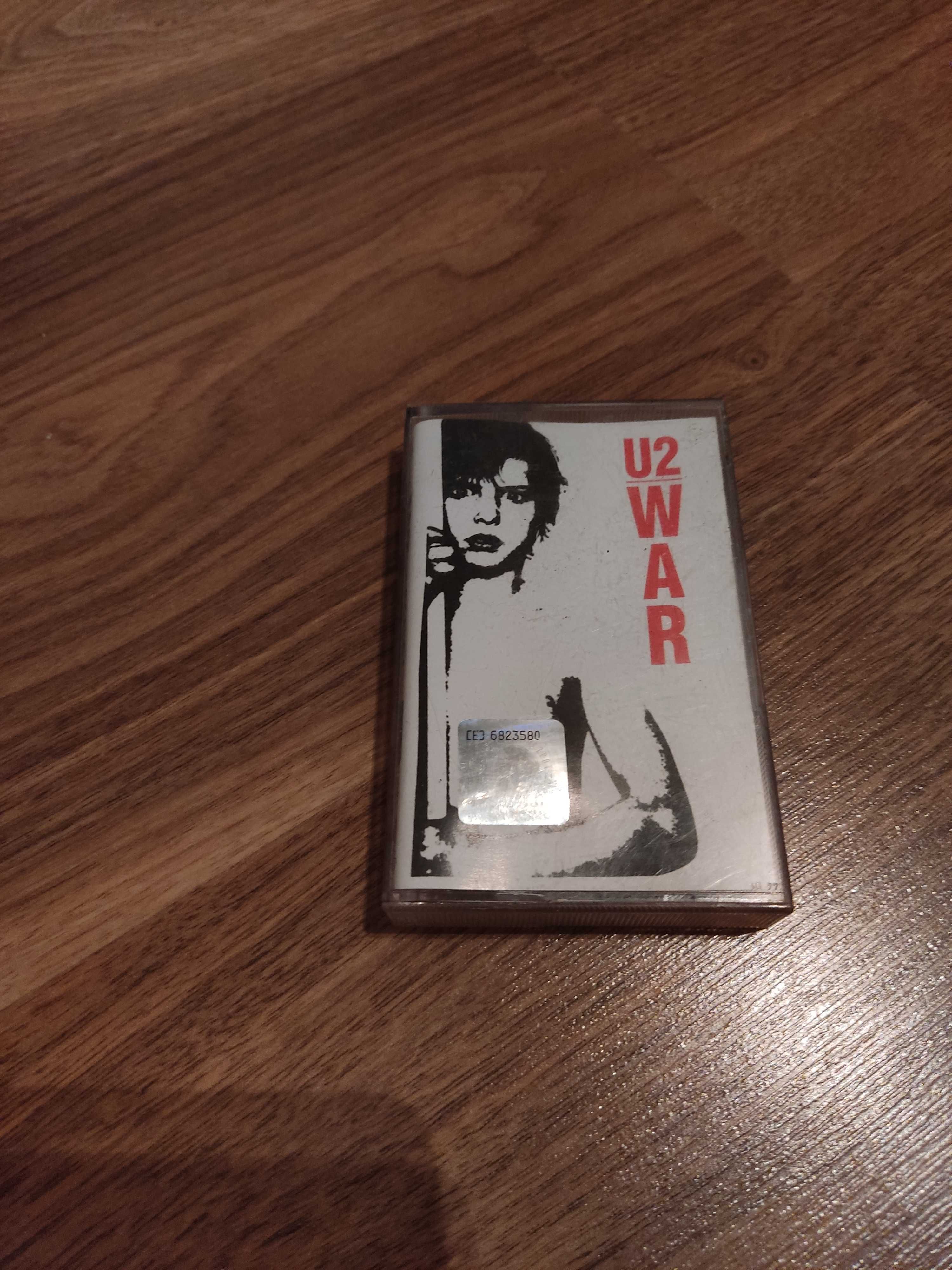 U2  War kaseta magnetofonowa.
