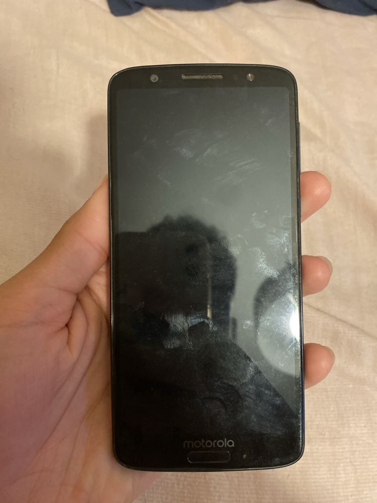 Motorola Moto g6 com parte de trás quebrada
