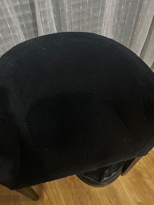 Cadeirão preto tecido e pés madeira