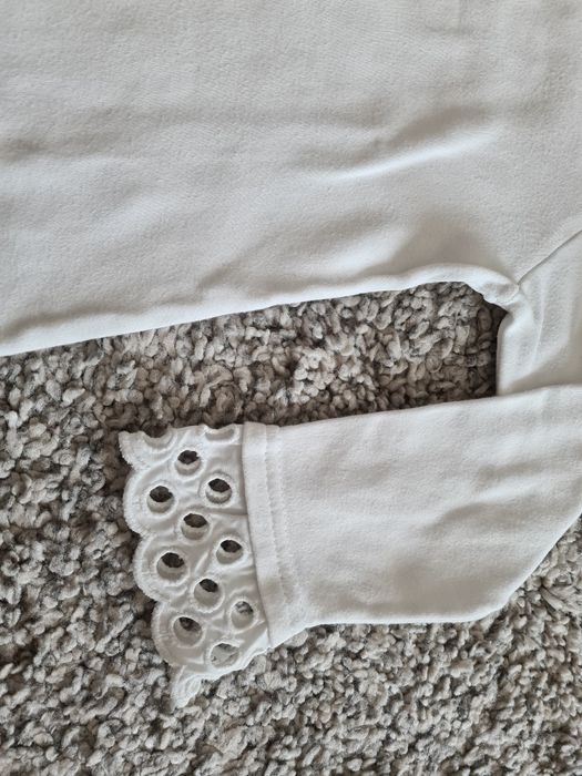 Camisola de algodão cardada com gola e punhos bordados. Tamanho 6 anos