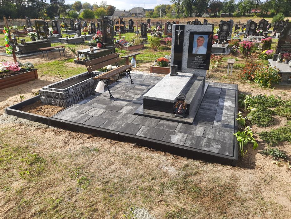 Укладання бруківки на цвинтарі навколо пам'ятників