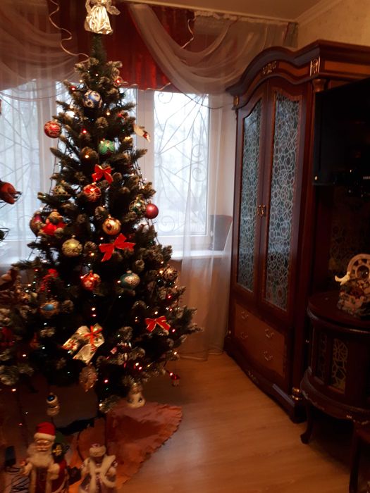 Новогодняя искусственная елка  и игрушки