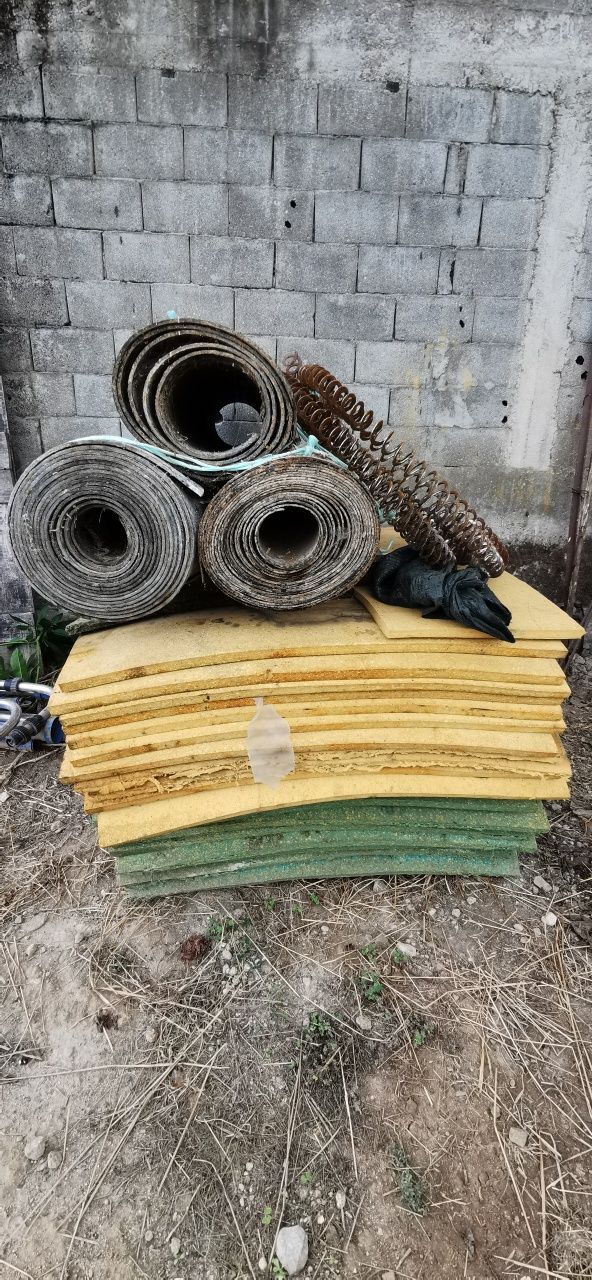 Cubículos de ferro e colchões