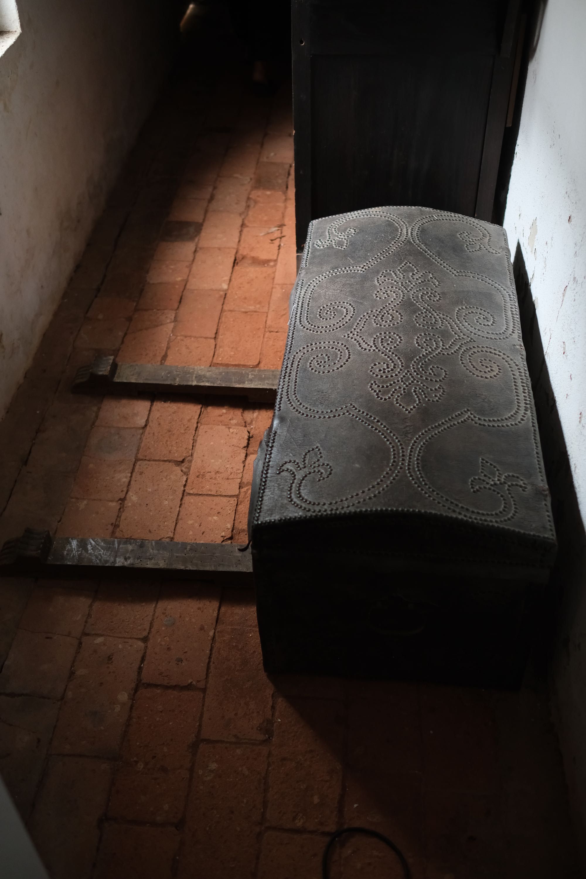 Arca antiga trabalhada em couro