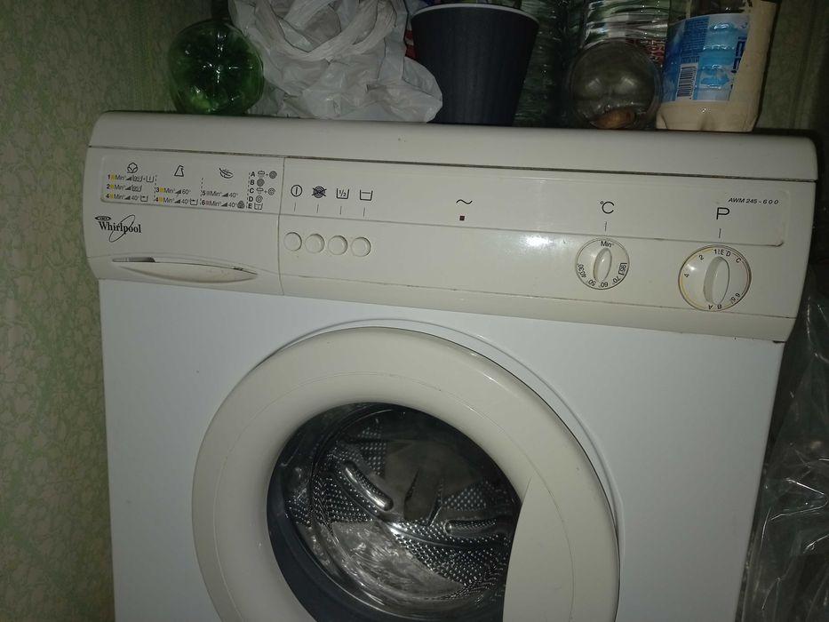 Стиральная машина Whirlpool, не рабочая, причину не знаю.