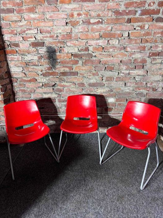 Czerwone krzesła plastikowe na metalowych nogach – 3 sztuki