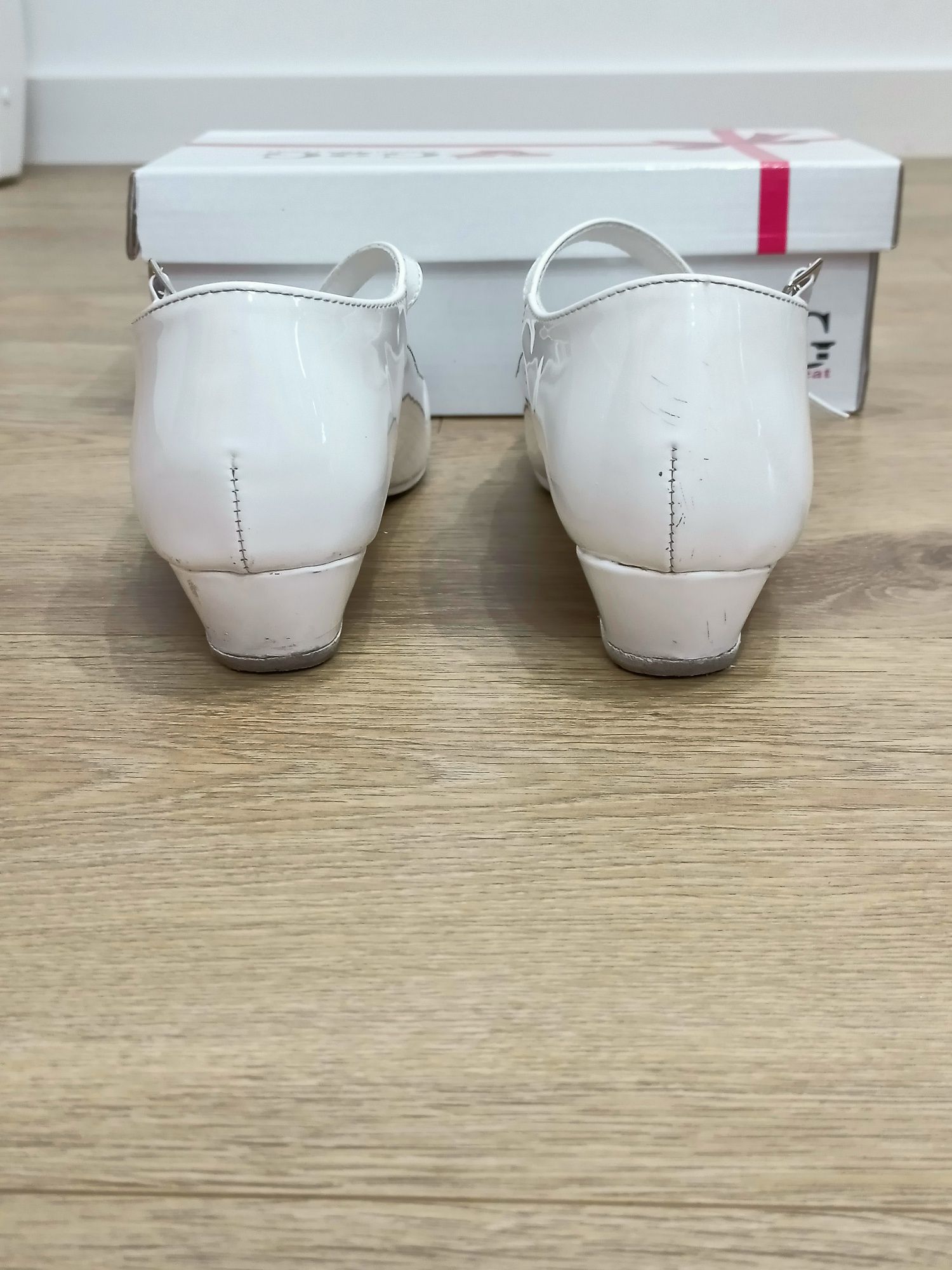 Buty komunijne, białe, rozmiar 37, wymienione fleki na gumowe,