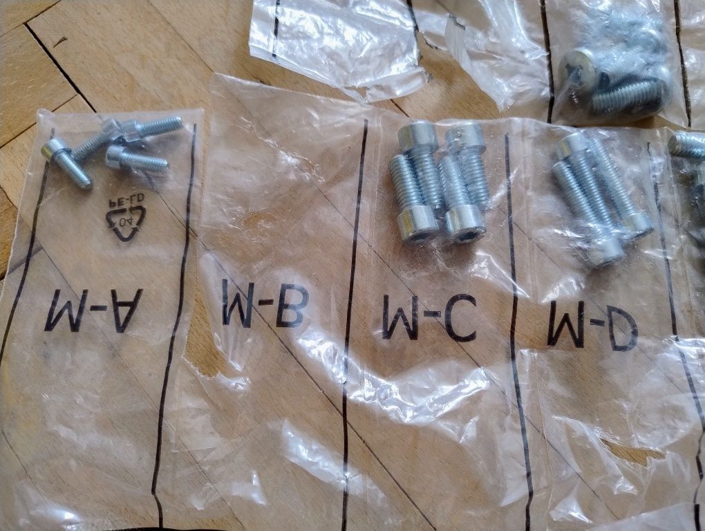 Śruby, tuleje plastikowe
