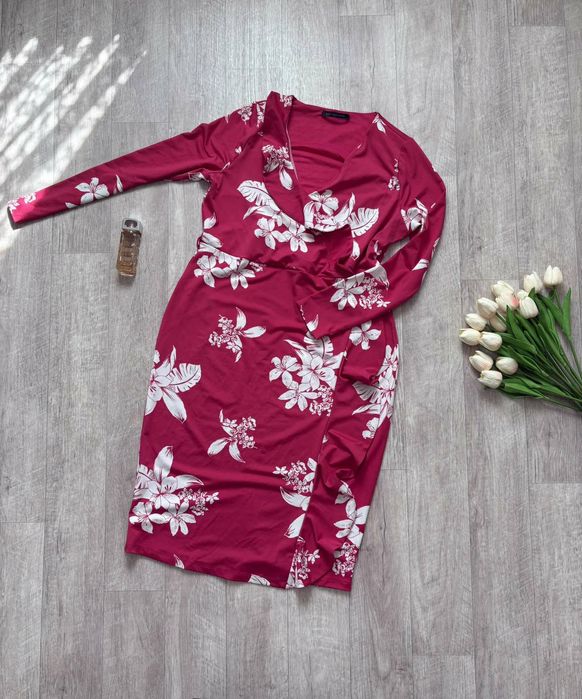 Платье с декольте 50 размер