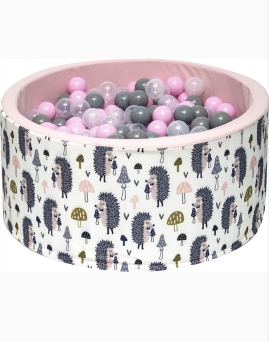 Suchy basen dla dziwci z pileczkami