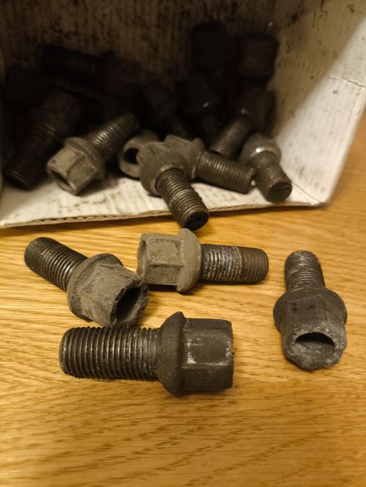 Szpilki do kół Volvo, Mondeo śruby do felg stalowych 20 szt