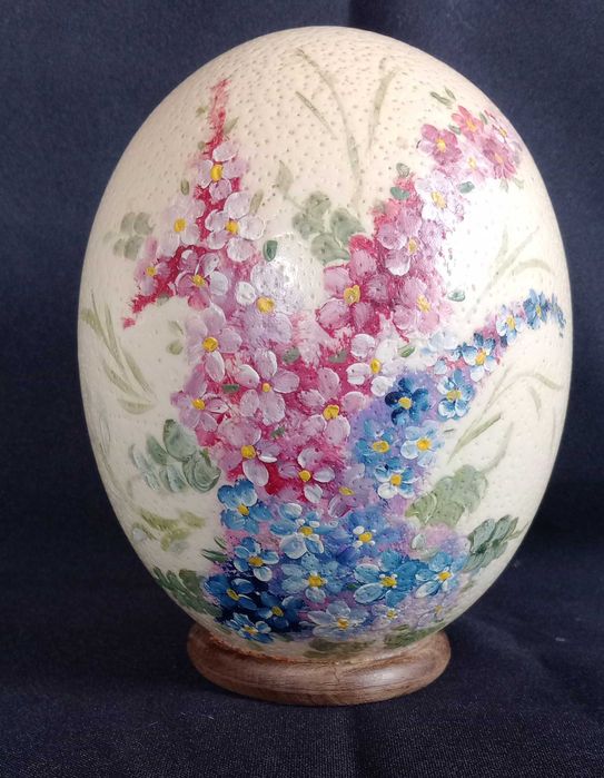 Ovo avestruz pintado á mão.