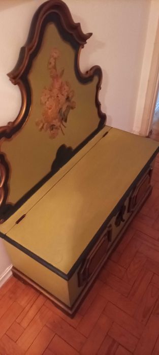 Arcas e decorações antiguadas em blm estado.