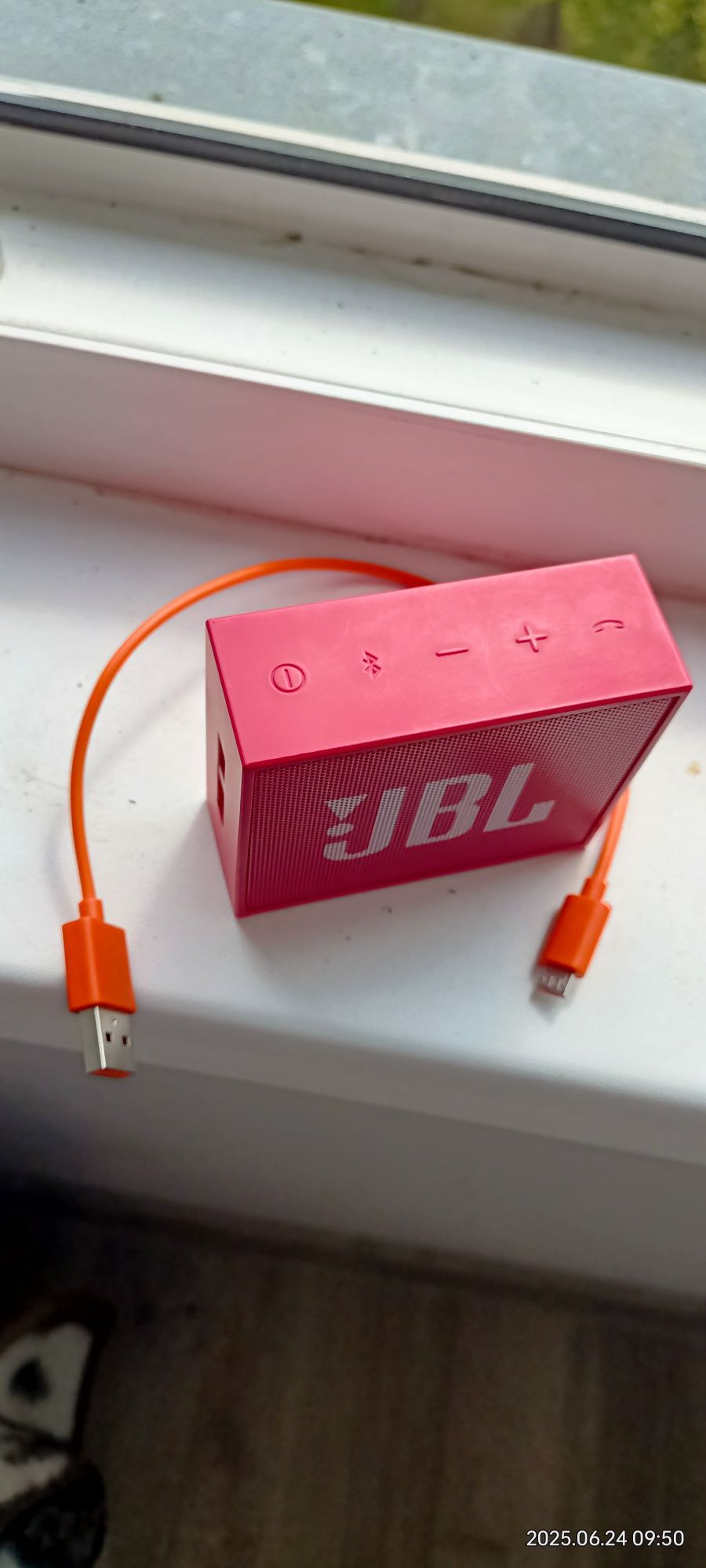 I'm selling a JBL GO speaker.