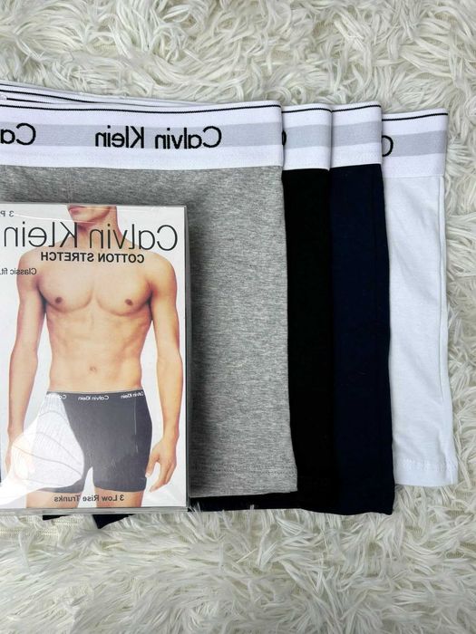 Trzyczęściowygarnitur Calvin Klein: stonowanystyl, wygodne dopasowanie