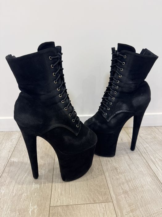 Продаю СТРИПЫ тройка 40-41 размер стелька 26,5 замшевые