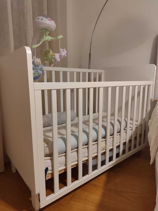 Cama de grades bébé BEBECAR com colchão e carrossel mobile