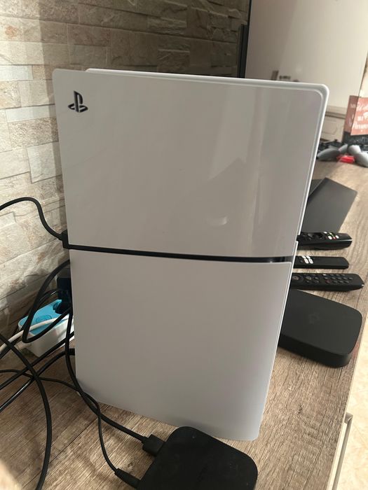 Ps5 em excelente estado com 2 comandos inlcuidos