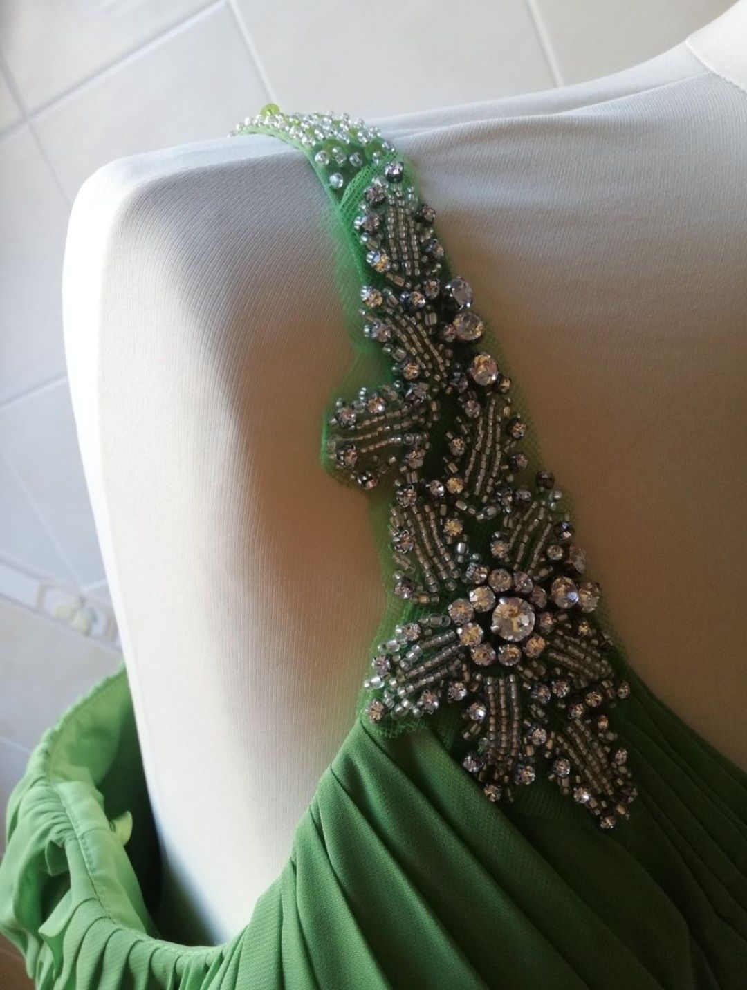 Vestido cerimónia comprido, em verde alface