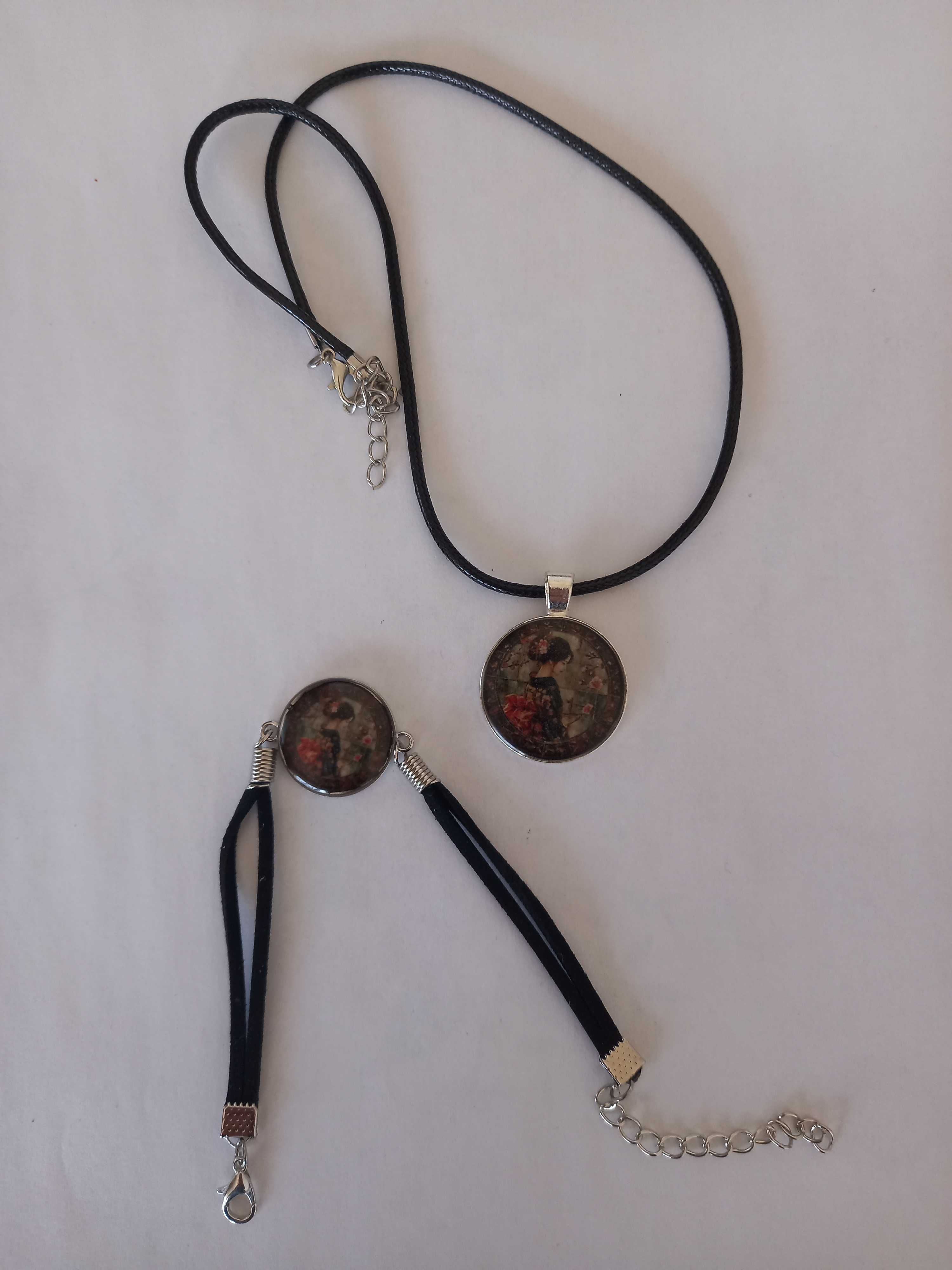 Conjunto pulseira e colar pretos com mulher japonesa