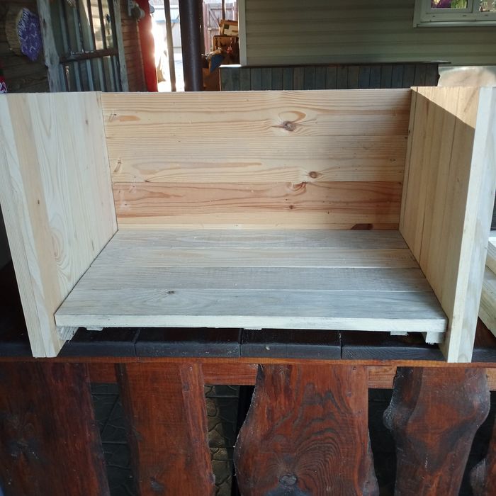 Будка для котів з сосни