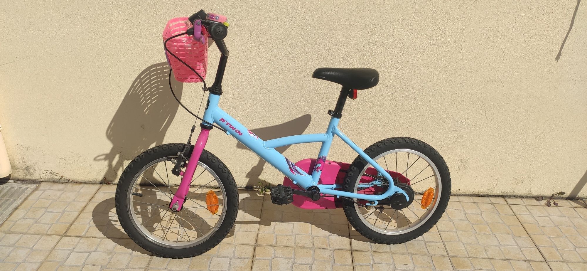 Bicicleta criança menina e trotinete