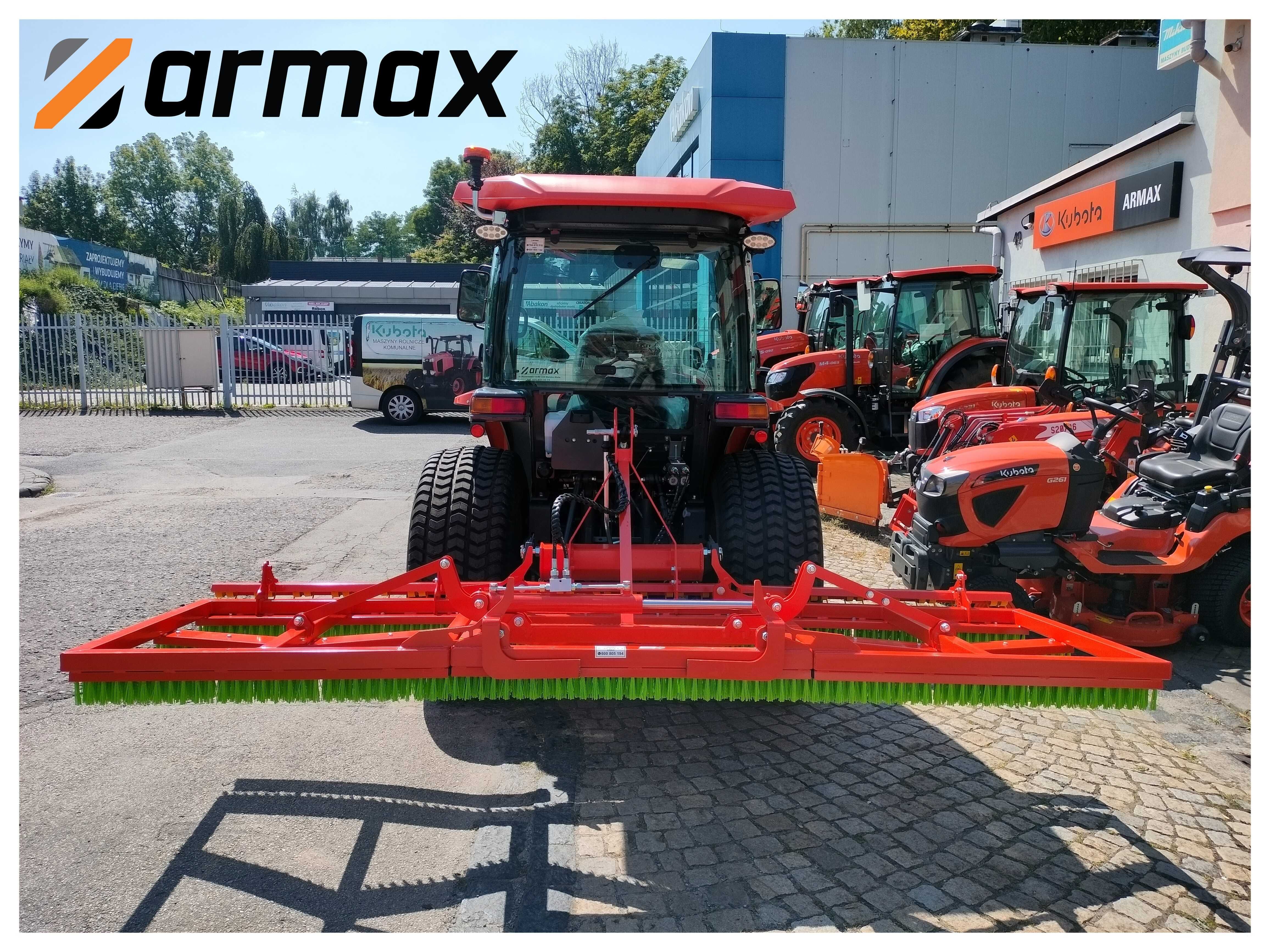 Ciągnik Kubota L2-622 z wyposażeniem dodatkowym.