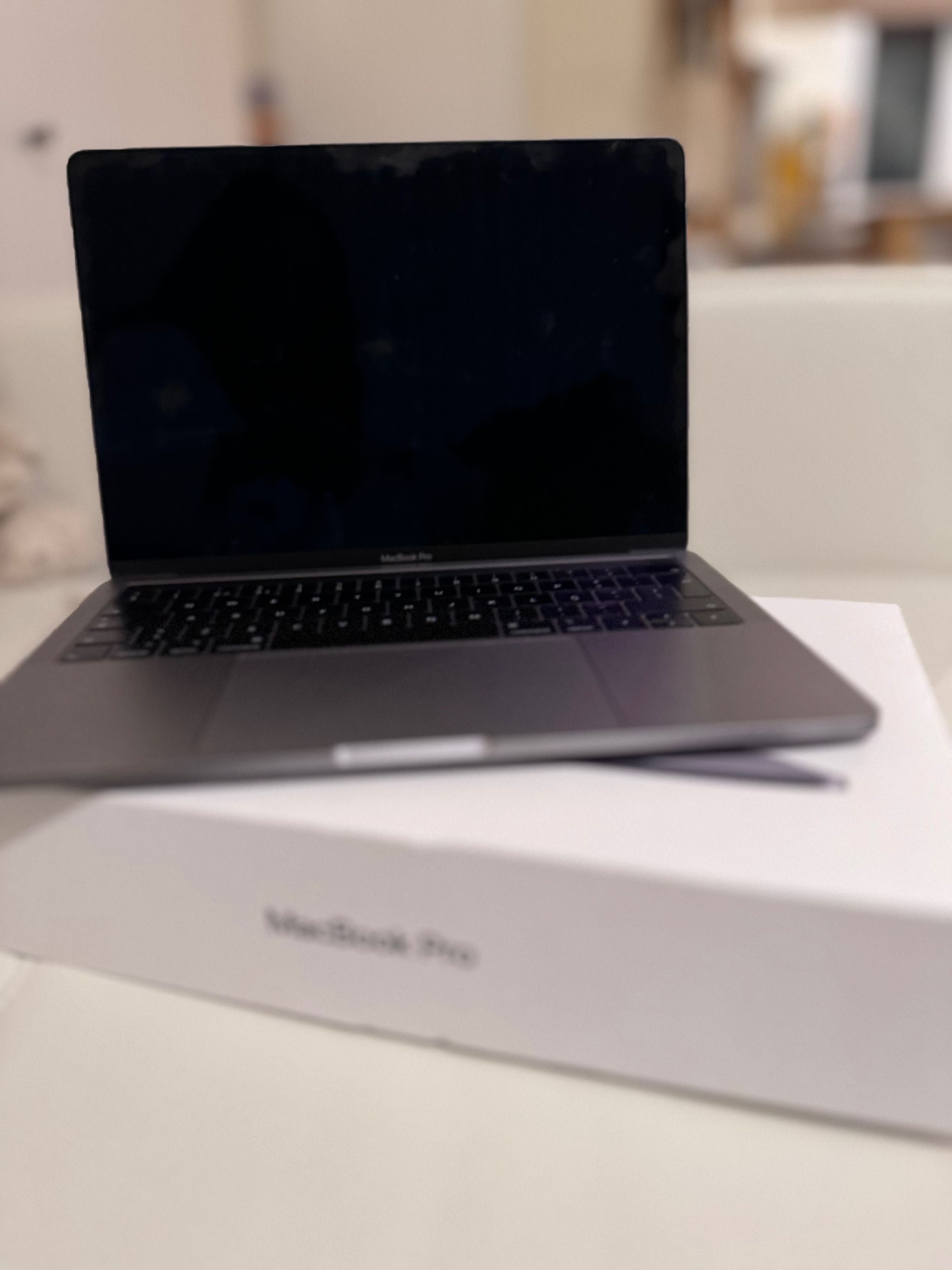 MacBook Pro 13'' 2018, Touch Bar e Touch ID. C/ novo.