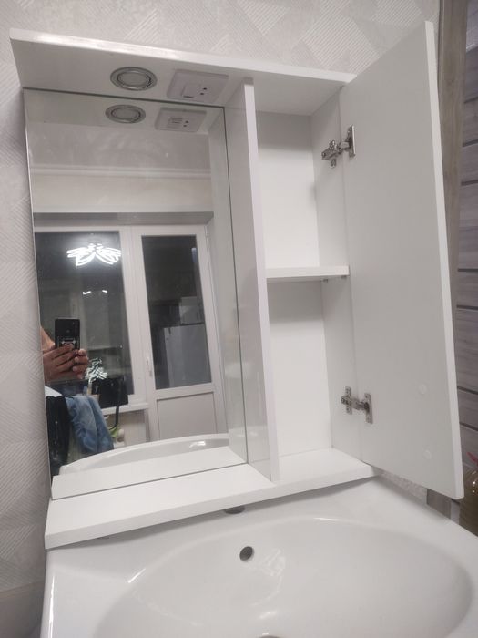 Раковина з тумбою в ванну кімнату та верхня шафа