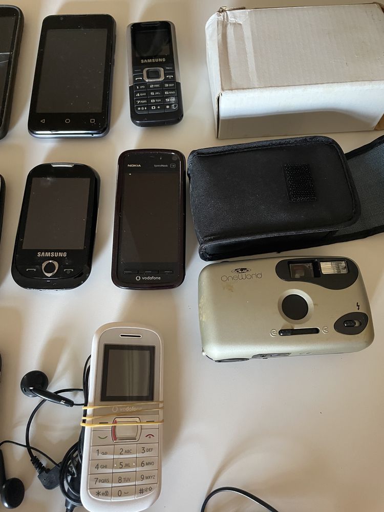 20 telemóveis + 1 MP4 + 1 máquina fotográfica de rolo