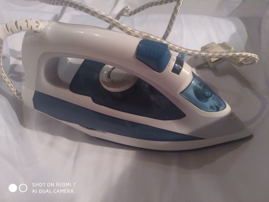 Утюг Grunhelm EI8858T с функцией отпаривания